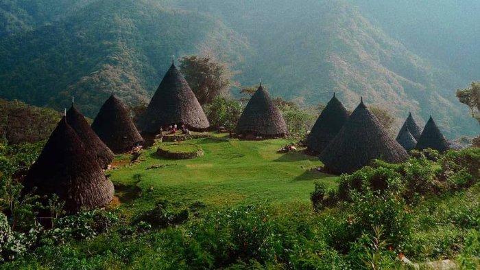 Wisata Alam di Flores: Dari Pantai ke Puncak Gunung Kelimutu